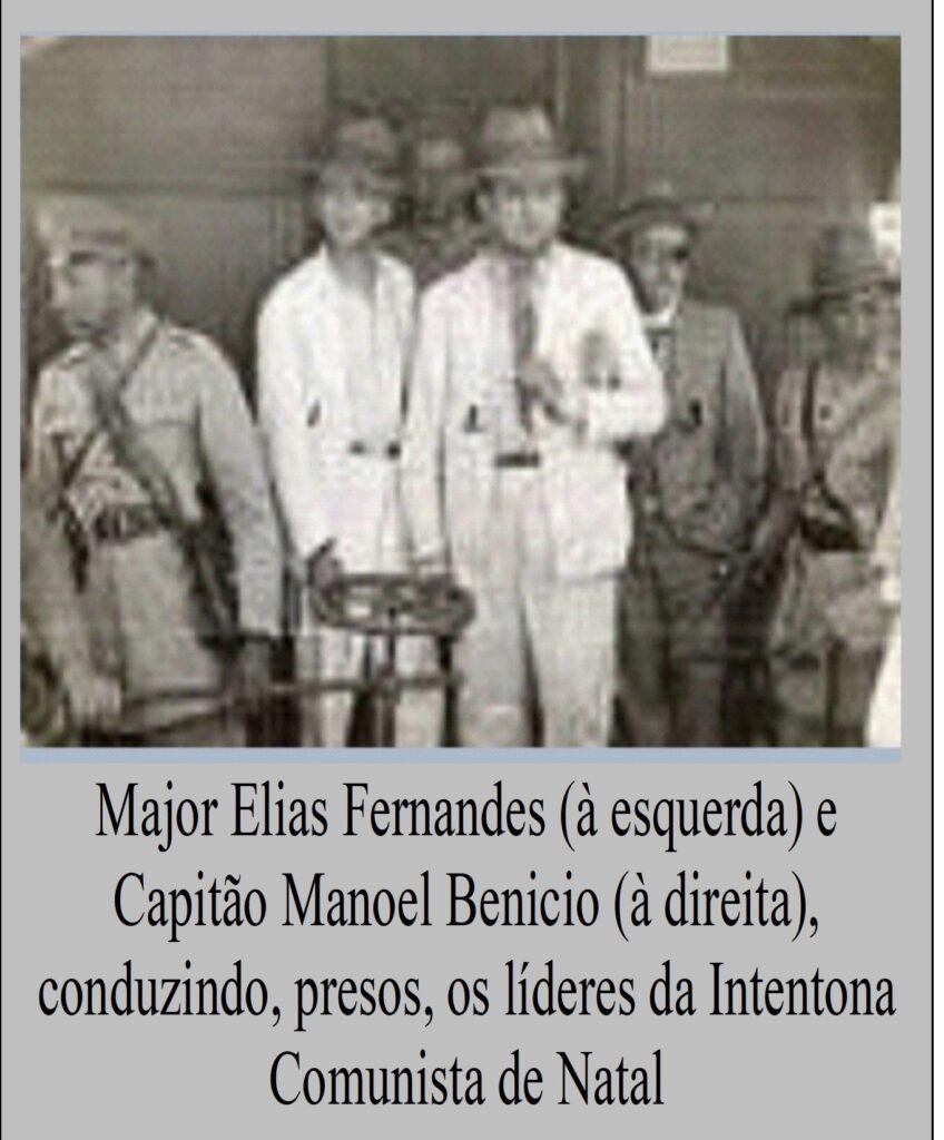 Major Elias Fernandes (à esquerda) e Capitão Manoel Benicio (à direita), conduzindo, presos, os líderes da Intentona Comunista de Natal